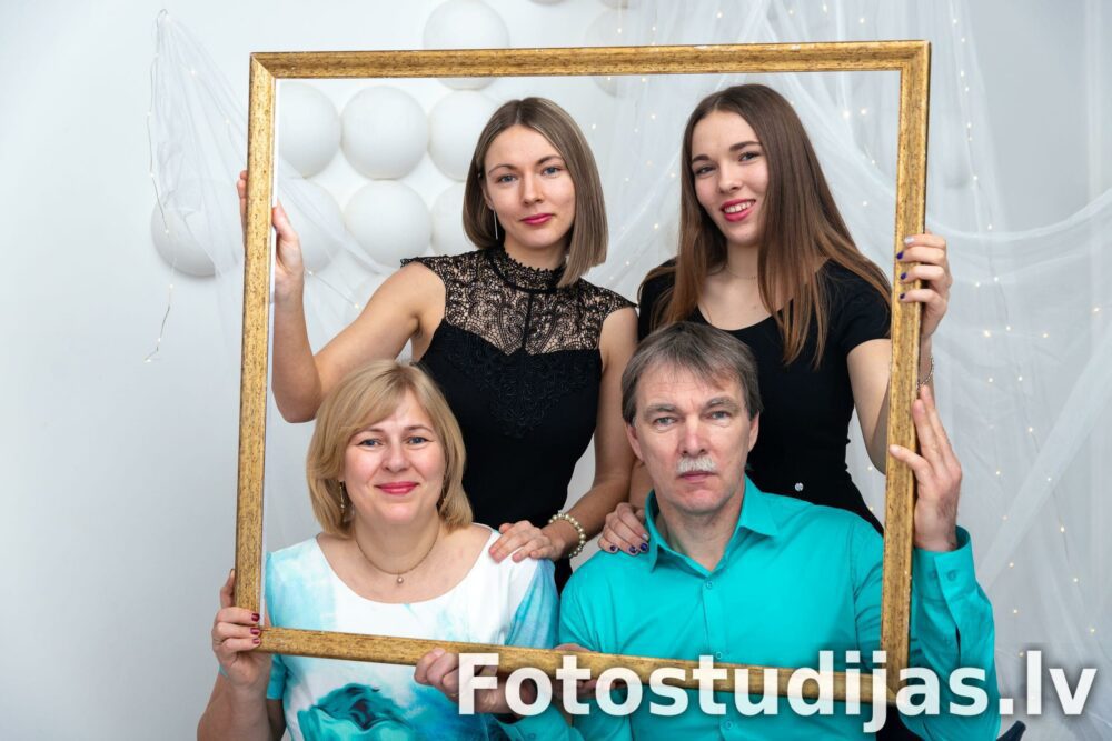 Family photo shoot in the studio: an overview of the best stories and ideas #1